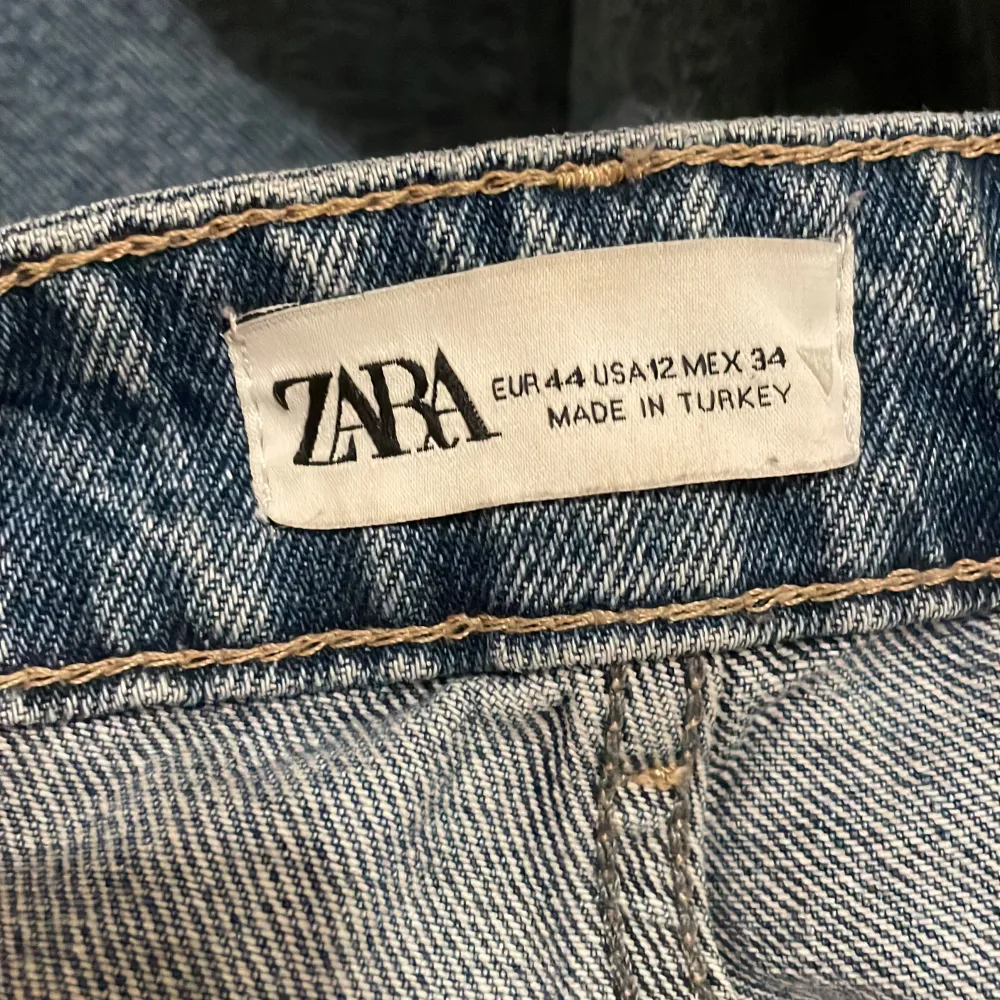 Zara jeans som är använda men i gott skick. Midjan är medel . Jeans & Byxor.