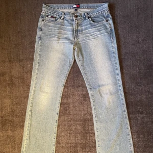 Tommy hilfiger jeans! - Ett par skitsnygga jeans från Tommy hilfiger! Det står i dem att dem är storlek 9 men jag skulle säga att det motsvarar 36 ungefär. Jag säljer då dem är lite för korta på mig som är 174! Det förekommer en viss defekt men kontakta mig för bilder😍