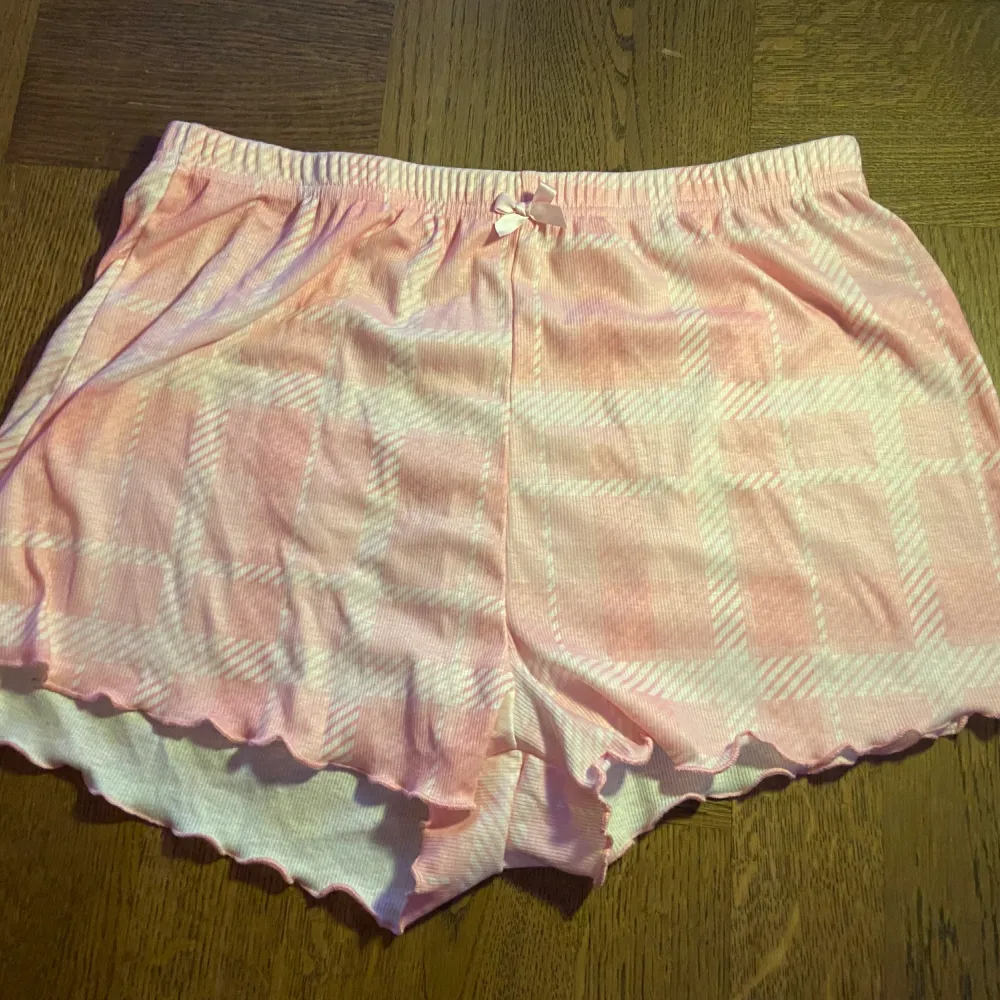 gulliga pjamas shorts med rosett på, använt bara några gånger 💗. Shorts.