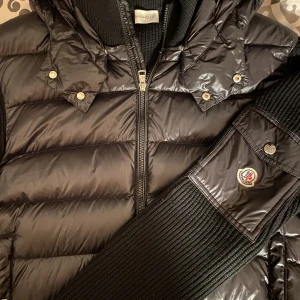 Moncler Cardigan - Köpte på Plick men i fel storlek så passar inte. Mycket bra skick, inget synligt fel nånstans