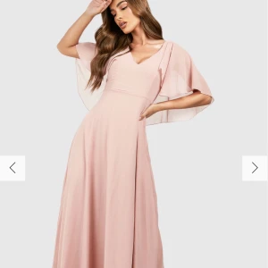 Klänning - Denna klänningen är beställd från bohoo den kostade 579 kronor men säljer den för 200. Har aldrig haft på mig den och lappen finns fortfarande. Den går ner till marken och har en jätte fin modell där bak. Jätte vacker klänning. 