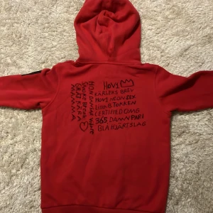 Hov1 tröja<33 - En super fin hov1 tröja som hov1 själv signerat ett hjärta på😻 se signaturen på bild tre<3