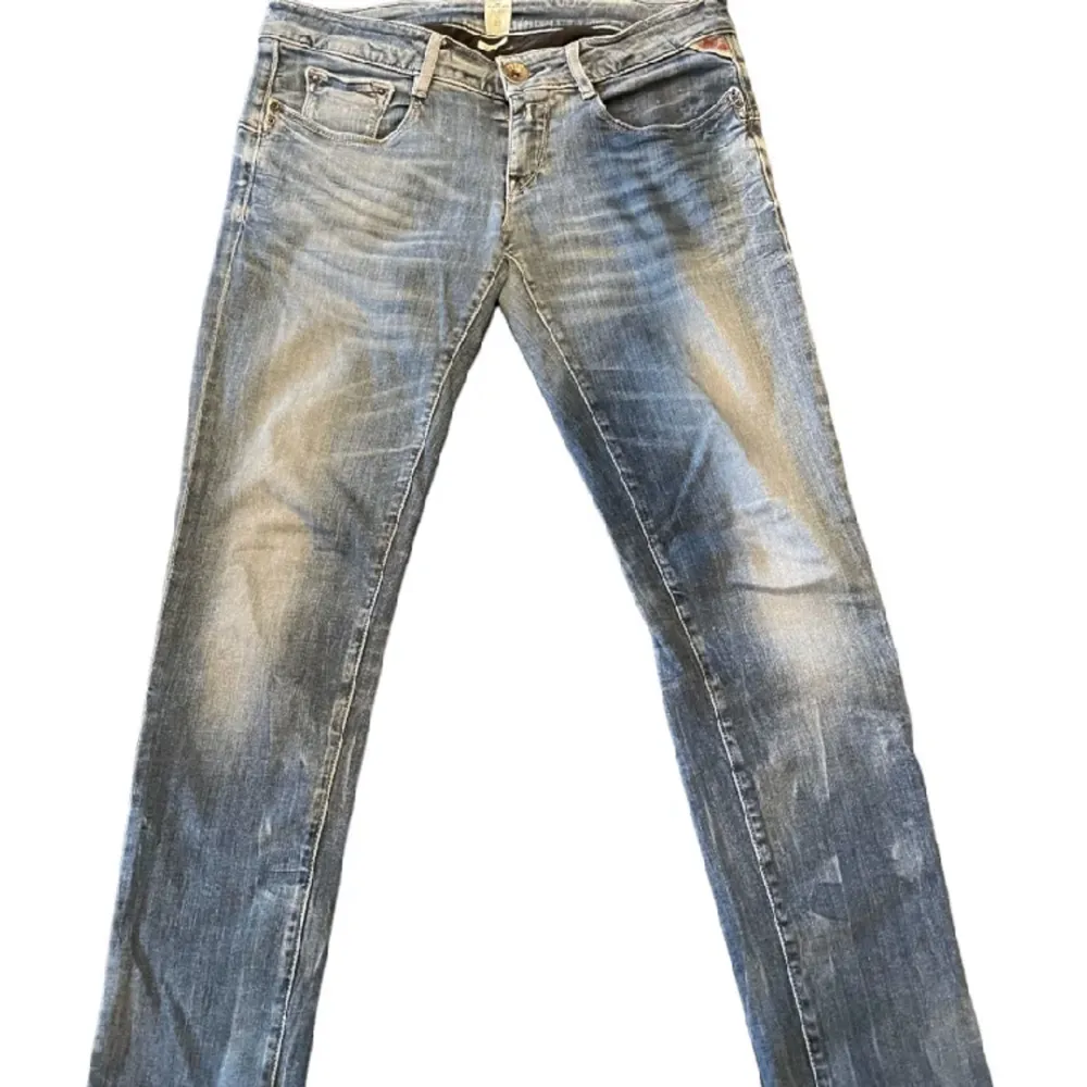 Hej! Säljer dessa replay jeans i storlek 29/32 då de är för små. Jag skulle säga att de sitter en storlek för litet. De är slim fit och i bra skick :) tveka inte på att höra av er 😊. Jeans & Byxor.
