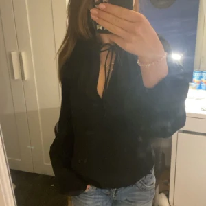 Tröja - Säljer denna tröja från hm. Tröjan är använd Max 3 gånger. Inga tecken på användning! Skriv priv för frågor eller mer bilder 💕