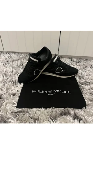 Philippe model skor  - Jättebra skick på ovansidan, lite slitna på sulan men inget man tänker på vid användning. Storlek 40,5 men passar 41,5. Fås med påsen till skorna 