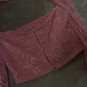 Rosa topp - Y2K topp i rosa mesh med glittrande knappar