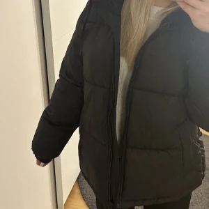 Puffer jacka - Puffer jacka från HM i strl S, passar både XS och M. Säljer då den inte kommer till användning😊 Fint skick, inga märken/skador och använd ett fåtal gånger. Nypris 549:- Skriv vid funderingar💓