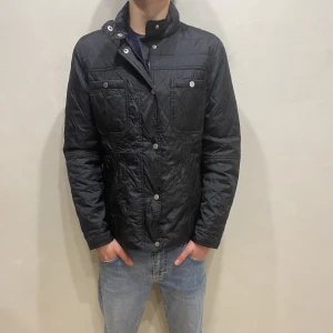 SafariJacka KappAhl  - Hej! Säljer nu min jacka från märket KappAhl storlek S/M i fint skick. Modellen på bilden är 180cm lång och väger 80kg. Tveka inte på att höra av dig om du har några frågor eller funderingar kring varan!