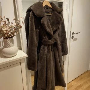 Brun pälsjacka - Brun pälsjacka i storlek S ifrån Rut & Circle. Superfint skick! Ej äkta päls. 450kr + frakt.