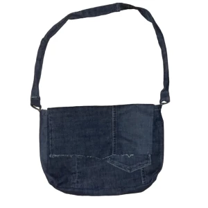 jeansväska - skitsöt jeansväska gjord av gamla jeans🙏 går o sprätta bort fickorna o byta axelband🫶