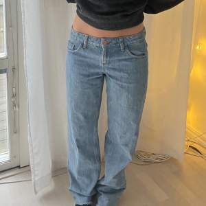 Jättefina lågmidjade jeans. Midjemått är 61 cm. W24 Passar s-xs skulle jag säga!