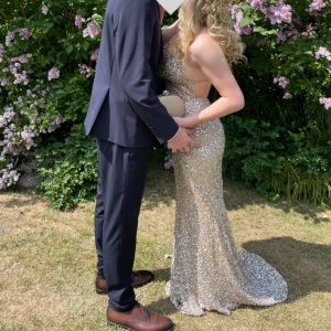 Magisk Dressroomlinne klänning - Säljer nu min fantastiska balklänning från Dressroomlinne! Använd en gång utav mig och en gång utav den tidigare ägaren✨ Skicket är bra men vissa paljetter har åkt av längst ner, då människor har trampat på den😕 hör av dig vid intresse för fler bilder🥰 