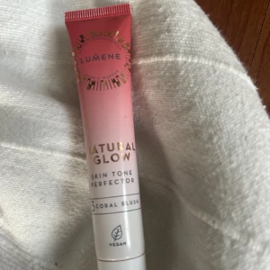 Lumune Blush💗 - Färg 3 coral💗 använd 2-3 gånger. Jätte fin blush men blev inte riktigt en favorit då jag nu använder en annan💗 priset kan diskuteras 💗