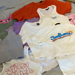 Blandade crop tops 12 st - Säljer pågrund av flytt. Får alla för 150 kr. 12 stycken totalt från olika märken