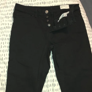 Jeans - Primark jeans som är stay black, de är slim fit så de kommer inte till användning. Skriv om ni har frågor eller funderingar 😁