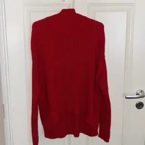 Röd stickad tröja från new yorker. Oanvänd.