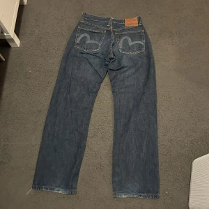Evisu jeans  - Säljer ett par evisu jeans i väldigt bra skick storlek 32 32 men passar lite mindre 