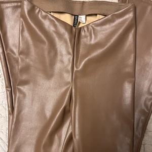 H&M slutsåld modell strl 38. - Byxor H&M slutsåld modell strl 38.