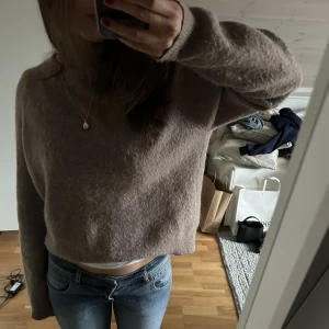 Stickad tröja zara - Stickad tröja från zara som är brun beige. Den är alpaca och mohair-blandning och i bra skick!