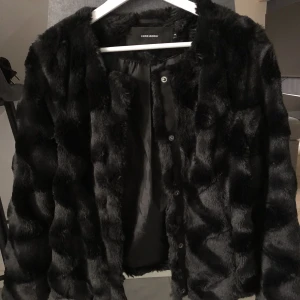 Svart jacka  - Svart jacka ifrån Vero Moda i storlek XS, endast testad! 
