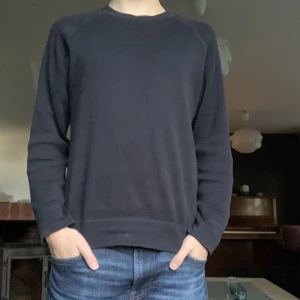 Stickad Tröja (East west) - Riktigt fet stickad tröja i navy inköpt på Brothers av märket East west, modellen på bilden är ca 176 cm, ny pris= ca 600 kr mitt pris= 249 kr