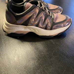 Steve Madden Skor - Steve Madden snakers strl 38, knappt använda.