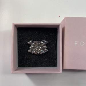 Säljer min Edblad ring i storlek 16,80 alltså S. Den har inga defekter men är använd💘