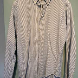 Klassisk vit/blå randig oxford skjorta