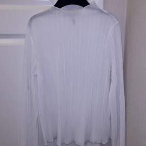 En vit vågig tunn tröja  Super fin men säljs pga bara kommit till användning 1 gång 