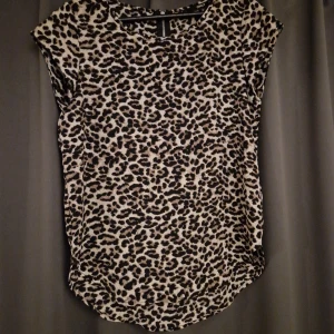 Kortärmad blus - Helt ny blus med dragkedja baktill