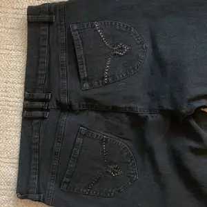Svarta straight legged jeans, med glittrig detalj på bakfickorna!🤍