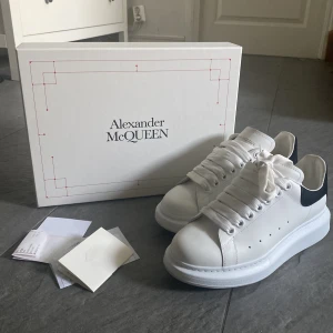 Alexander mcqueen  - Säljer Alexander Mcqueen skor. Storlek 37 passar även 38. Nyskick och inga defekter, men pris kan diskuteras. Kvitto och box finns, köpt på Savannah