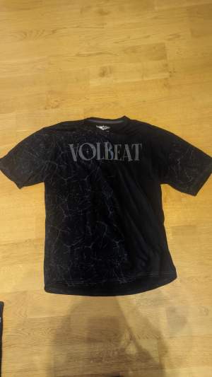 Säljer min volbeat tshirt i storlek M oversized. Från EMP ny skick.