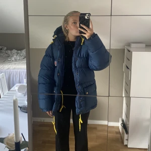Fjällräven jacka  - Säljer min fjällräven jacka då den inte kommer till så mycke användning💞 storlek xxxs men är som en xs/s. Liten defekt på armen men inget som syns vid användning 