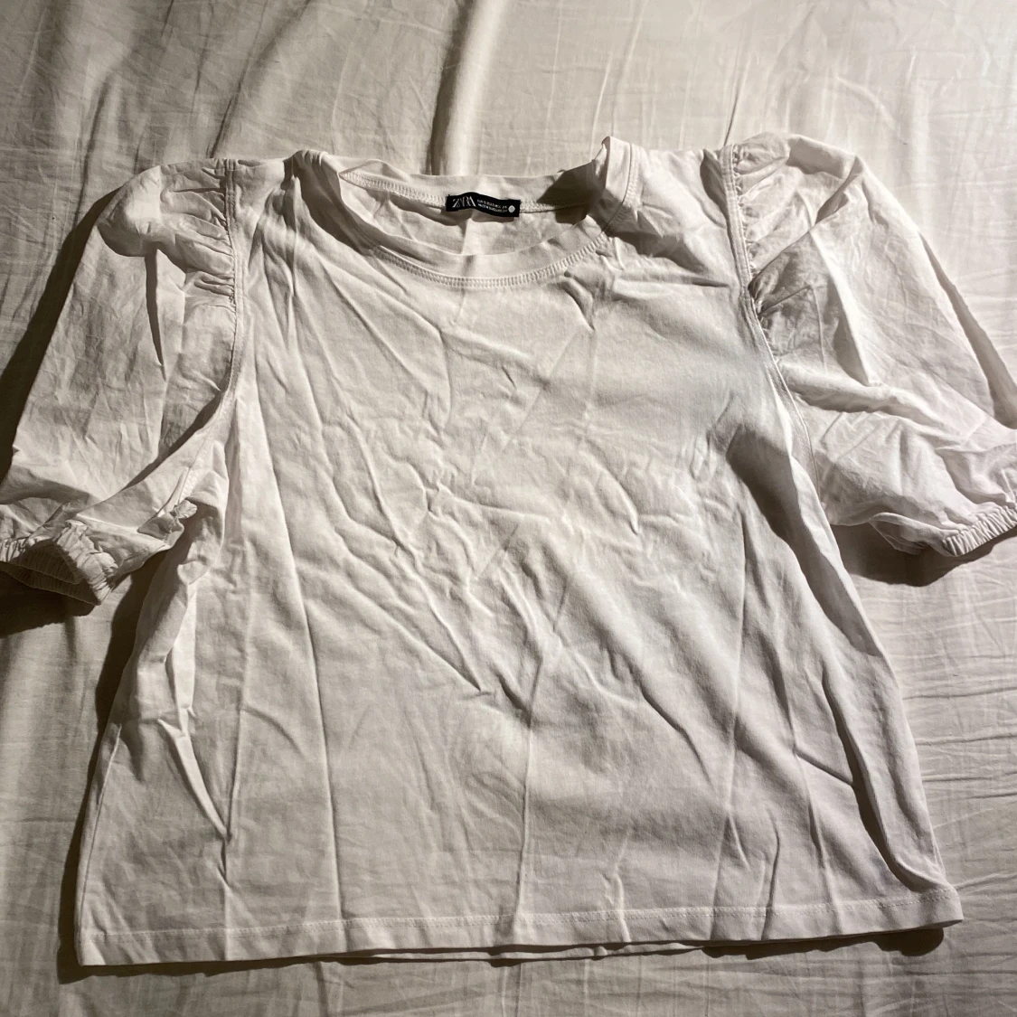 En vit tröja med puffärm  - 90