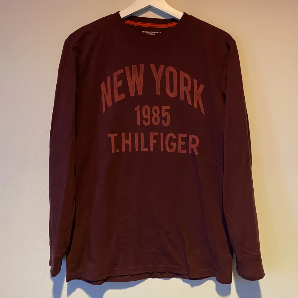 En mycket fint tröja från Tommy Hilfiger i storlek S ( 16-18 år i barnstorlek). Köpt i en av deras butiker för några år sedan, men jag inte kommit till användning. Mycket fint skick! Skriv gärna för fler bilder! . Tröjor & Koftor.