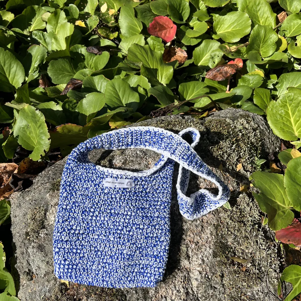 egengjord virkad mindre crossbody väska i blått och vitt. material: bomull, mått: 20x40cm🤍💙 fler virkade produkter finns på @virkadavenkompis på instagram❤️‍🔥. Väskor.