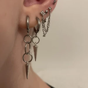 Layerd hoop sett - Dessa örhängen är till största dels gjorda av rostfritt stål vilket innebär att de förmodligen inte förstörs om de kommer i kontakt med vatten och allmänt håller längre. Rostfritt stål ändrar inte färg som att ndra material ,perfekta för vardaglig användn