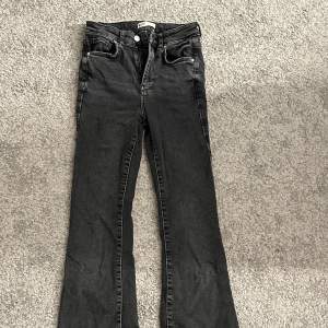 Ett par super fina bootcut jeans. Har tyvärr blivit för små därför säljer jag dessa. 💗