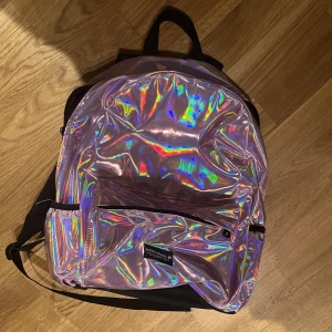 Rosaskimrande ryggsäck - Cool och iögonfallande ryggsäck från Björn Borg! Får plats med en större laptop. 