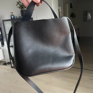 Väska - Väska från Gina tricot. Aldrig använd  Tre fack, en av dom har dragkedja. Köparen står för frakten