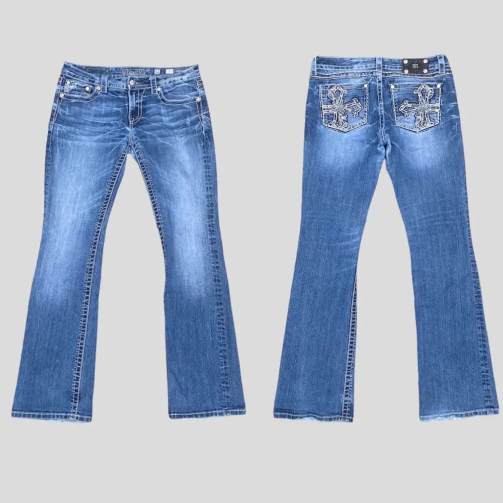 Lågmidjade Miss Me jeans i bootcut passform • storlek (tag) w31 •  Längd: 104 cm. Innerbenslängd: 80 cm midjemått: 40 cm Benöppning: 22 cm • Vid frågor, meddela här! 💙. Jeans & Byxor.