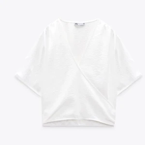 V neck blus  - Aldrig andvända. Man kan lätt se igenom men jätte fin på. Köpt för 259kr men säljer för 120 eftersom att den har en liten rosa fläck, bilder kan skickas privat.