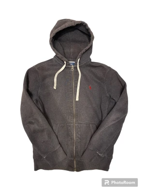 Ralph Lauren Zip Hoodie - Polo Ralph Lauren Zip Hoodie. Tröjan är i mycket bra skick utan fläckar eller skador. Känns dig fri att fråga om du undrar något!