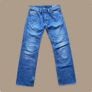 Diesel Larkee Jeans - Snygga vintage diesel larkiees ⚡️ har tyvärr ett lufthål lol. Skriv privat för fler frågor/bilder 📲