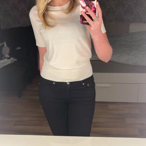 Trendig tröja - Säljer denna jätte fina trendiga tröja från Holly & Whyte, har ett litet hål vid kanten men syns inte när man har på sig tröjan och går lätt att sy. Säljer då den inte riktigt kommer till användning (använd ca 3 gånger)! Nypris 300kr