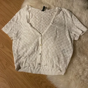 Topp  - Jättesöt topp med ”broderat” tyg!💕passar S