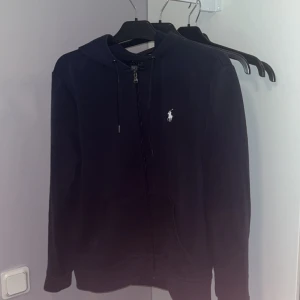 Ralph lauren zip - Säljer denna hoodie då den börjar bli för liten, passar dig perfekt om du är runt 184. 