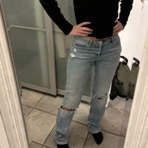 Fina jeans, ganska långa. Säljer pga. Kommer inte till användning 