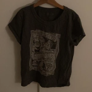 Brandy Melville topp - As cool topp från brandy Melville! Inga defekter, säljer då den inte kommer till användning! Skriv för fler bilder